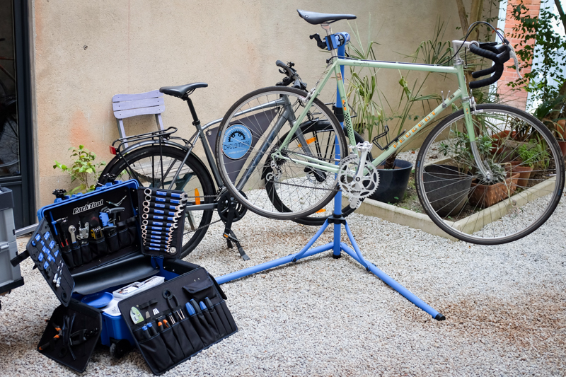 Cyclomane Réparation vélo Toulouse à domicile. Révision d'un Peugeot vintage. 